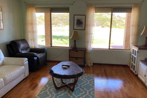 Whispering Palms - Accommodation Sunshine Coast 3