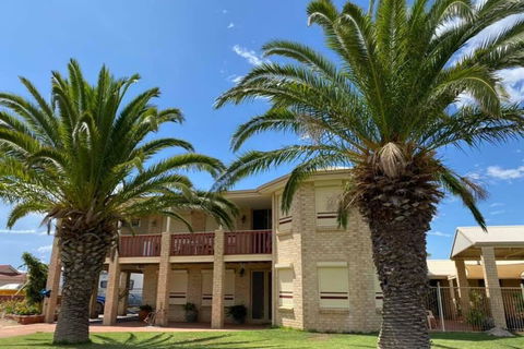 Whispering Palms - Accommodation Sunshine Coast 0