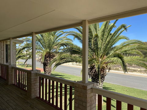 Whispering Palms - Accommodation Sunshine Coast 1