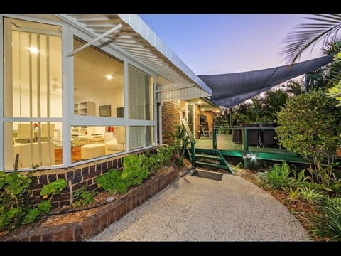 Woorim Secluded Palms Cottage - Accommodation Sunshine Coast 1