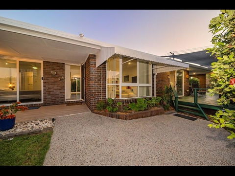Woorim Secluded Palms Cottage - Accommodation Sunshine Coast 0