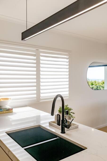 \'Sunny\', Luxury In Paradise, Sunrise Beach, Noosa - Accommodation Sunshine Coast 1