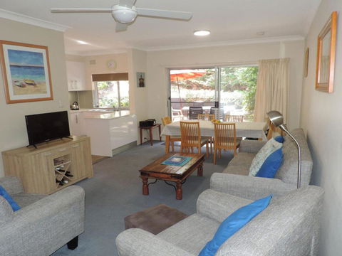 Adriana 3 Unit With A Backyard - Accommodation Sunshine Coast 2