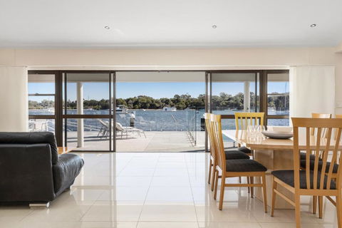 Affordable Riverfront, Pool, Private Pontoon - Accommodation Sunshine Coast 4