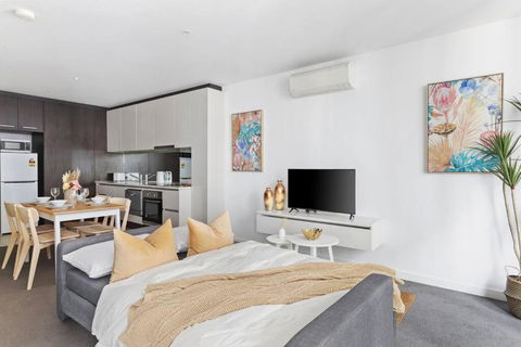 A Chic 2BR Apt Near Southern Cross, With Secure Parking - Accommodation Sunshine Coast 4