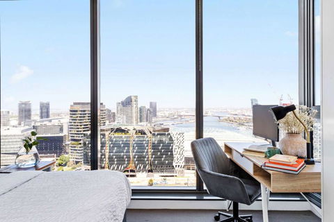 A Cozy 2BR Apt With Harbour Views And FREE Parking - Accommodation Sunshine Coast 0