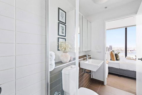 A Cozy 2BR Apt With Harbour Views And FREE Parking - Accommodation Sunshine Coast 4