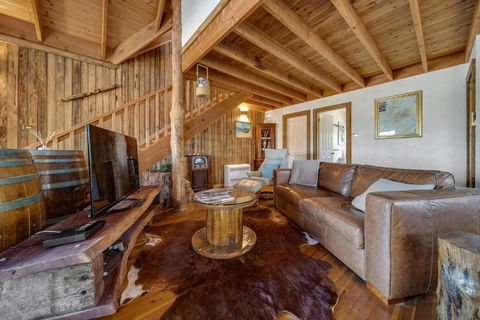 Aarlaur 2 - Charming 2BR Rustic Home L Bath L Fire Pit L WiFi L Air-Con - Accommodation Sunshine Coast 1