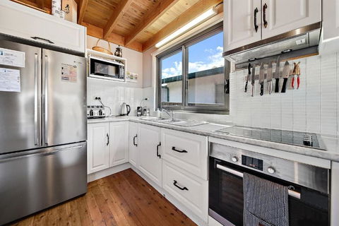 Aarlaur 2 - Charming 2BR Rustic Home L Bath L Fire Pit L WiFi L Air-Con - Accommodation Sunshine Coast 4