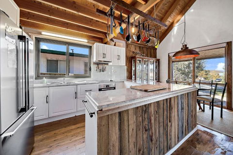 Aarlaur 2 - Charming 2BR Rustic Home L Bath L Fire Pit L WiFi L Air-Con - Accommodation Sunshine Coast 3