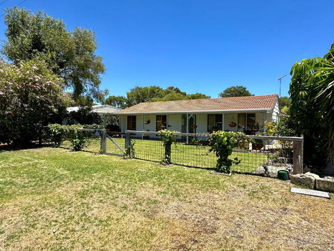 Abbey Beach Fun By The Sea - Accommodation Sunshine Coast 0