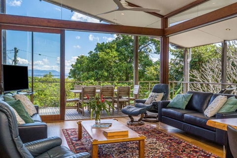 Above The Pass - Accommodation Sunshine Coast 2