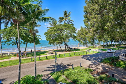 Absolute Beachfront 2 Bedroom Apartment Alassio Palm Cove - Accommodation Sunshine Coast 0
