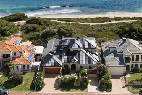 Absolute Oceanfront Retreat - Accommodation Sunshine Coast 0