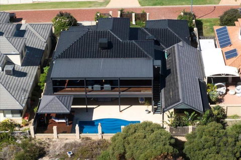 Absolute Oceanfront Retreat - Accommodation Sunshine Coast 2