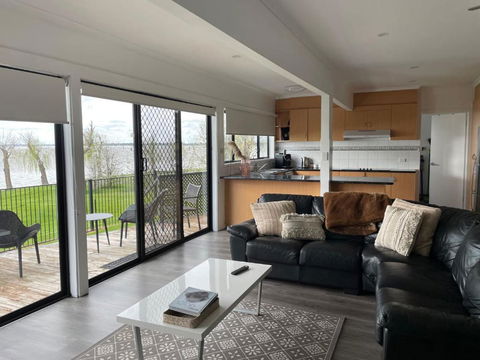 Absolute Waterfront At Woodlands - Accommodation Sunshine Coast 3