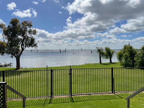 Absolute Waterfront At Woodlands - Accommodation Sunshine Coast 1
