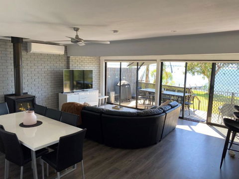 Absolute Waterfront At Woodlands - Accommodation Sunshine Coast 2