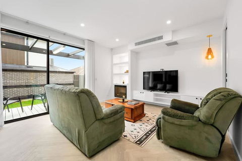 Absolutely Stunning Newly Built Burwood Townhouse - Accommodation Sunshine Coast 2
