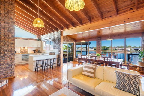 Acacia Shores - Waterfront - Accommodation Sunshine Coast 2