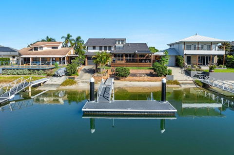 Acacia Shores - Waterfront - Accommodation Sunshine Coast 0