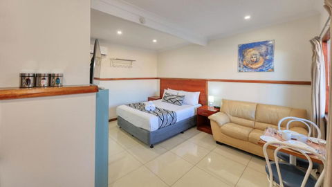 Across Country Motor Inn & Cottages - Accommodation Sunshine Coast 1