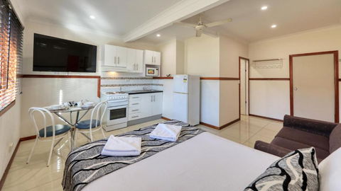 Across Country Motor Inn & Cottages - Accommodation Sunshine Coast 2