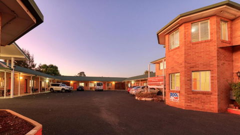 Across Country Motor Inn & Cottages - Accommodation Sunshine Coast 0