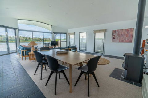 Absolute Waterfront Beach House - Accommodation Sunshine Coast 4