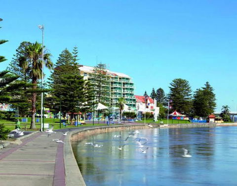 A-The Entrance Private Water Front 1 Bedroom Appartment At The Oaks - Accommodation Sunshine Coast 0