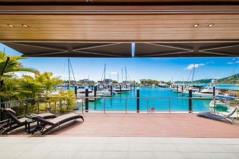 Airlie Beach Marina-Front Luxury At 10 The Cove - Accommodation Sunshine Coast 1