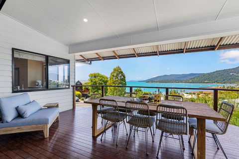 Airlie Views - Accommodation Sunshine Coast 0