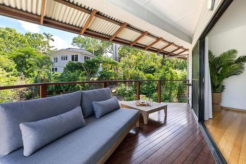 Airlie Views - Accommodation Sunshine Coast 3