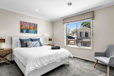 Airport West Stunner By Ready Set Stay - Accommodation Sunshine Coast 3