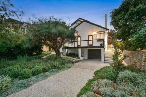 Albert - Accommodation Sunshine Coast 0