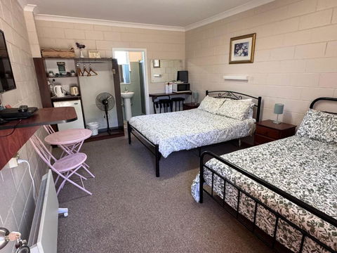 ALPINE COUNTRY MOTEL Plus FREE COFFEE - Accommodation Sunshine Coast 1