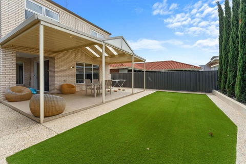 Amazing Lake View Family-friendly Holiday Home - Accommodation Sunshine Coast 3