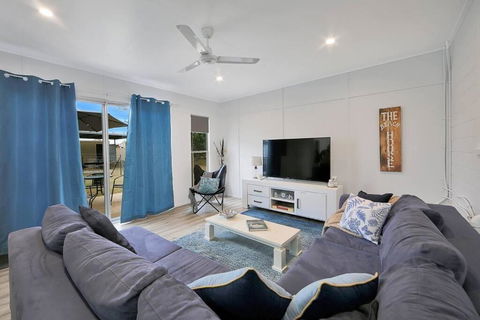 Anchors Away At Innes Park Opp Park & Beach Dogs Welcome Inside - Accommodation Sunshine Coast 2