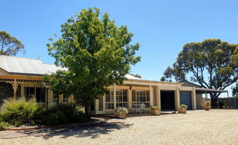 Angaston Lodge - Accommodation Sunshine Coast 0