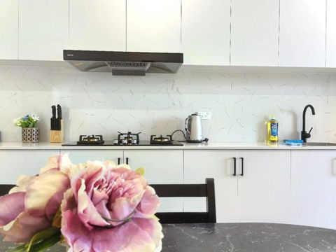 Aircon And Private Bathroom Walk To Train Station With Free Wifi Kitchen And Laundry - Accommodation Sunshine Coast 4