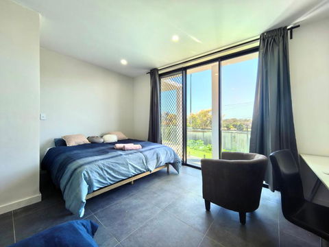 Aircon And Private Bathroom Walk To Train Station With Free Wifi Kitchen And Laundry - Accommodation Sunshine Coast 0