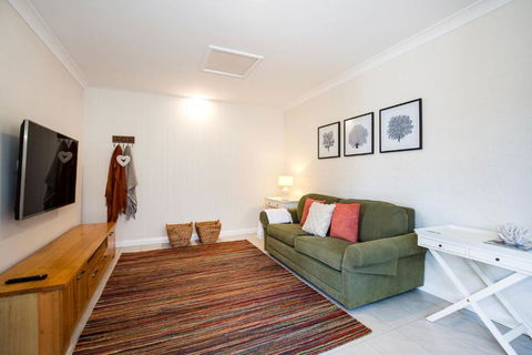 Alkira - Pet Friendly - 4 Mins Walk To Beach - Accommodation Sunshine Coast 4