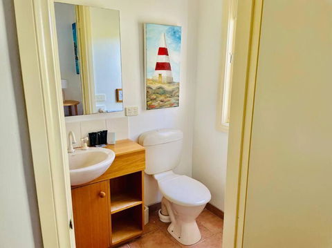 Artist Apartment Between Beach And Main - Accommodation Sunshine Coast 4