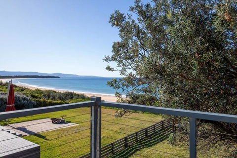 Aqua Beachfront - Pet Friendly - 2 Mins Walk To Beach - Accommodation Sunshine Coast 0