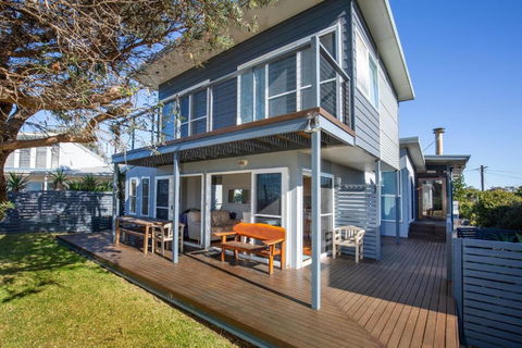Aqua Beachfront - Pet Friendly - 2 Mins Walk To Beach - Accommodation Sunshine Coast 2
