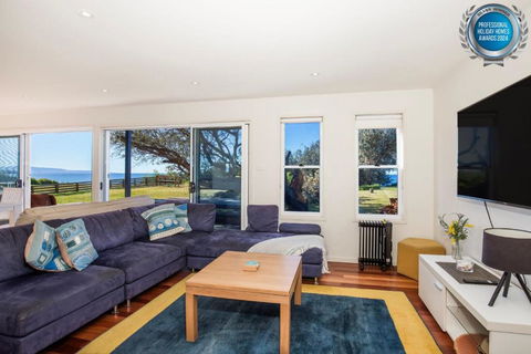 Aqua Beachfront - Pet Friendly - 2 Mins Walk To Beach - Accommodation Sunshine Coast 1