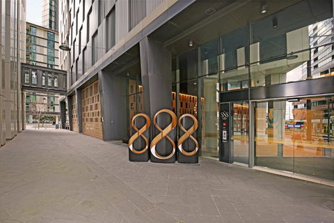 Astra Apartments Docklands - Accommodation Sunshine Coast 3