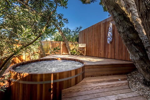 Aura Hot Tub Retreat - Unique Cedar Hot Tub Experience, 650m To Tyrone Foreshore - Accommodation Sunshine Coast 0