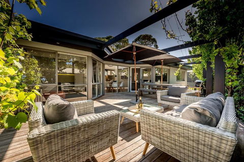 Aura Hot Tub Retreat - Unique Cedar Hot Tub Experience, 650m To Tyrone Foreshore - Accommodation Sunshine Coast 2