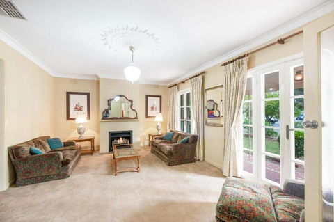 Ayr House - Echuca Holiday Homes - Accommodation Sunshine Coast 1